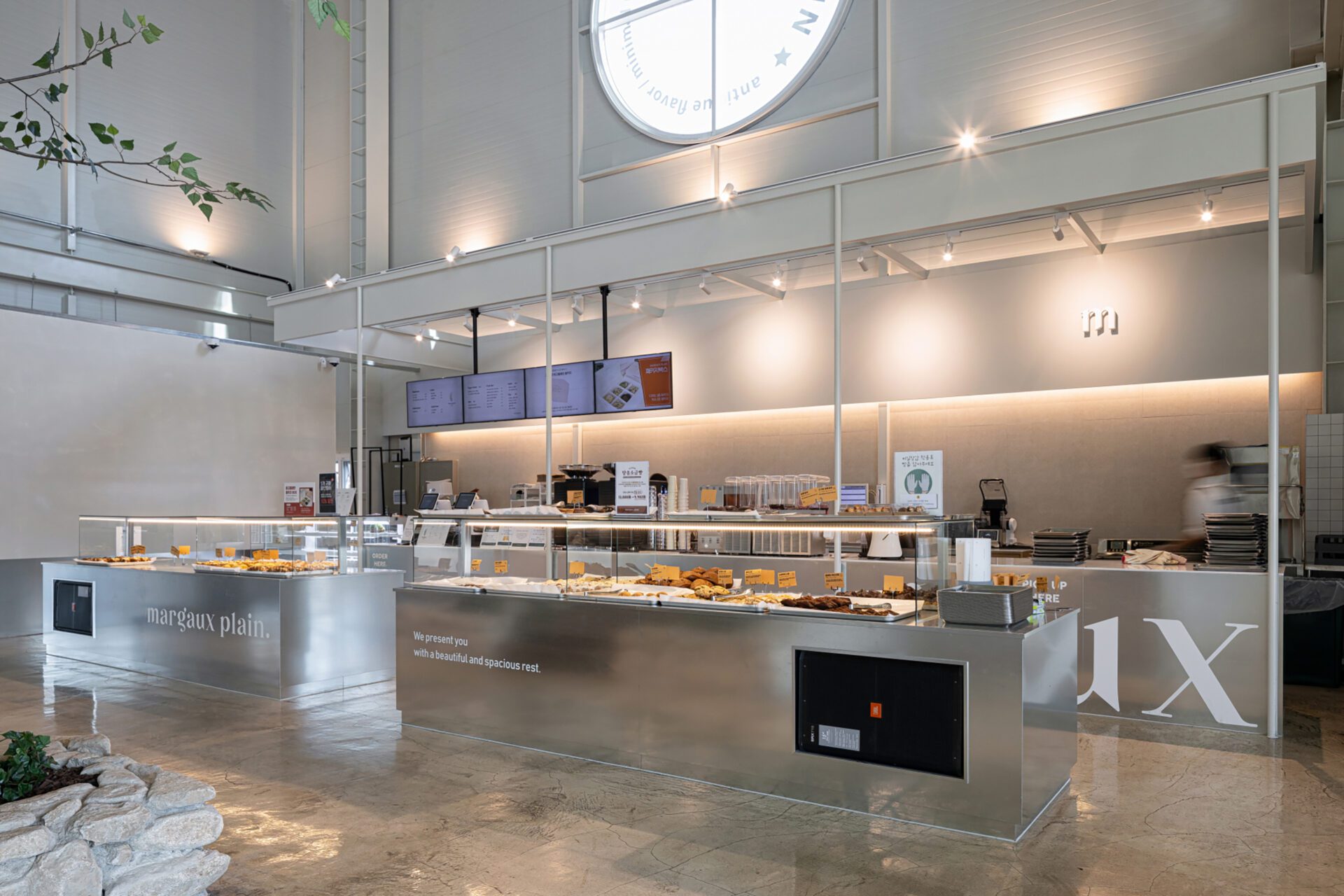  Margaux-plain interior